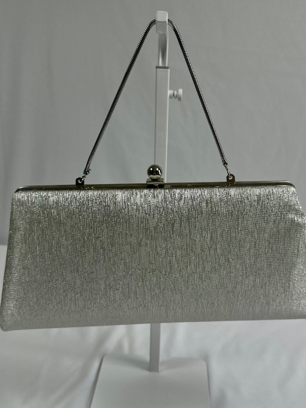 Vintage 1950/1960s Ila of California Silver Metallic Evening Clutch Kiss Lock